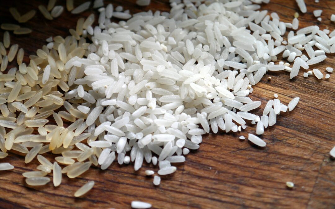 ziarna białego ryżu rozsypane na blacie stołu